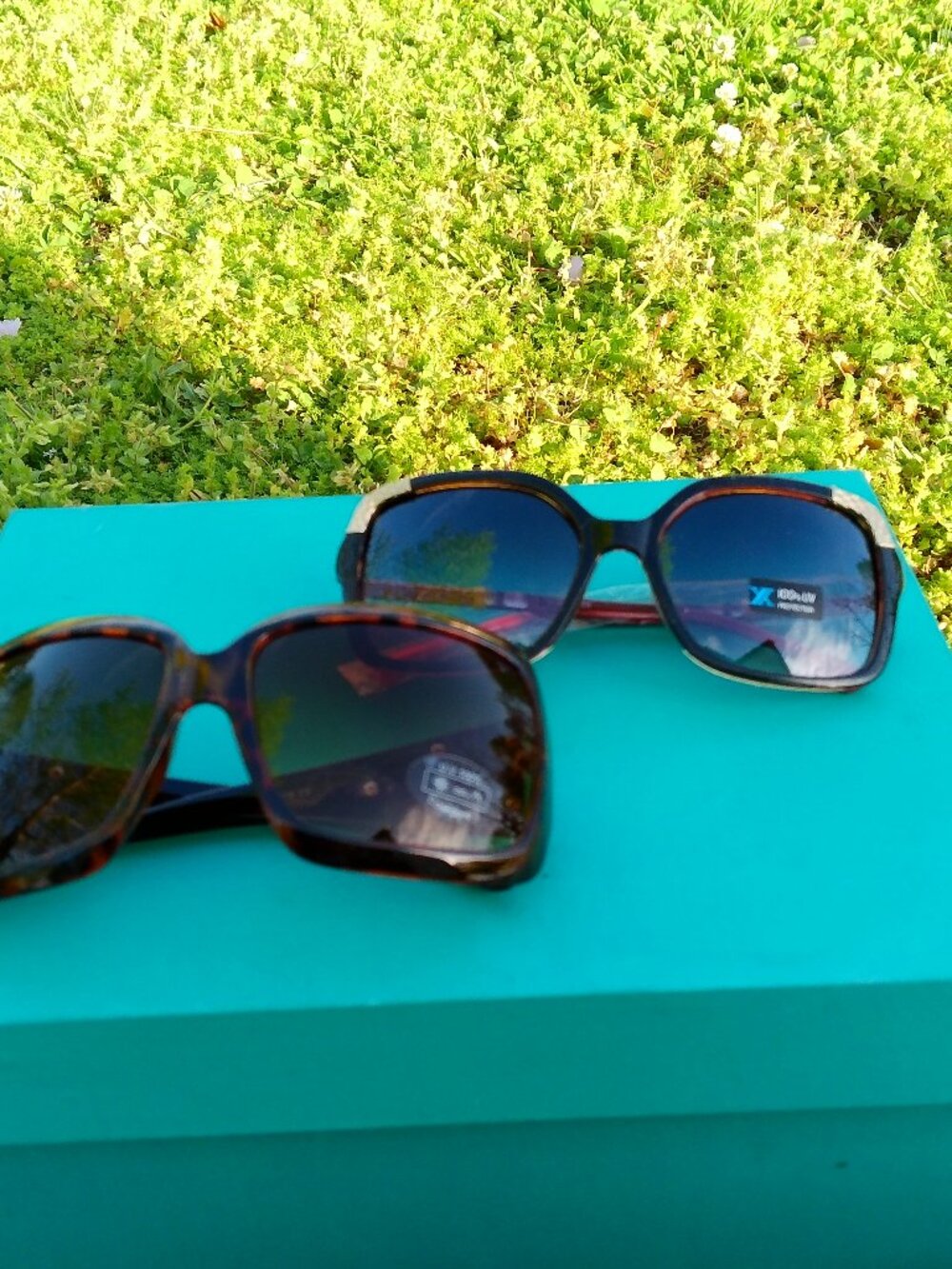 2 PR OF SUNGLASSES NEW IN PK HB